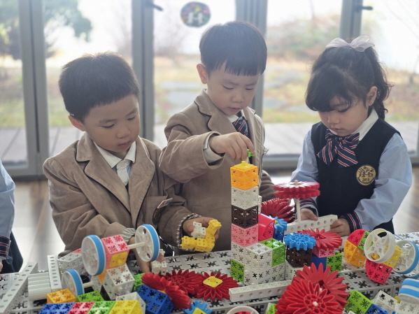 친구들과 블럭놀이를 했어요 무슨 모양을 만들어 볼까요?